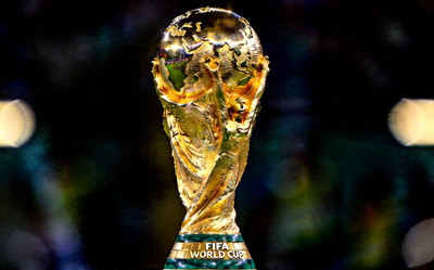 世界杯冠军奖杯大力神杯在聚光灯下的特写照片